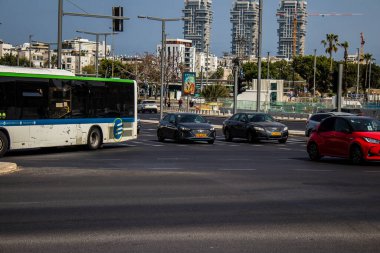 Tel Aviv, İsrail - 11 Nisan 2022 İsrail 'in en büyük ikinci şehri Tel Aviv sokaklarında trafik sıkışıklığı
