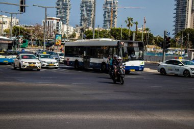 Tel Aviv, İsrail - 11 Nisan 2022 İsrail 'in en büyük ikinci şehri Tel Aviv sokaklarında trafik sıkışıklığı