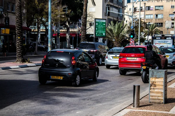 Tel Aviv, İsrail - 11 Nisan 2022 İsrail 'in en büyük ikinci şehri Tel Aviv sokaklarında trafik sıkışıklığı