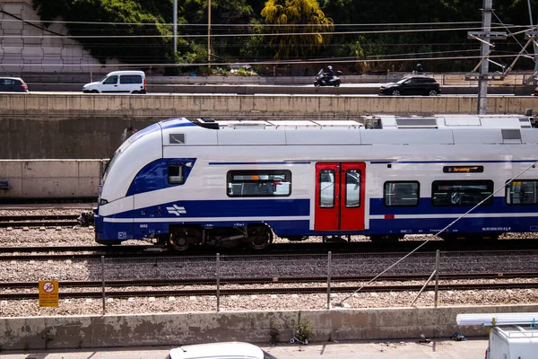 Tel Aviv, İsrail - 11 Nisan 2022 Tel Aviv 'deki Ayalon otoyolunda inşaat çalışmaları nedeniyle yoğun trafik sıkışıklığı yaşandı.
