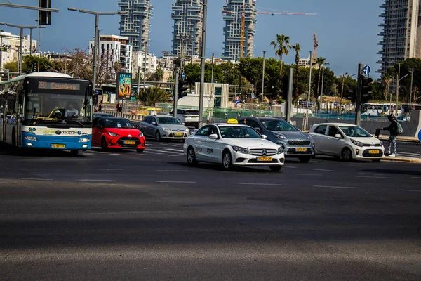 Tel Aviv, İsrail - 11 Nisan 2022 İsrail 'in en büyük ikinci şehri Tel Aviv sokaklarında trafik sıkışıklığı
