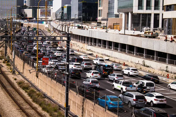 テルアビブ イスラエル 4月11 2022建設工事のためにテルアビブのAyalon高速道路での激しい交通渋滞 白い都市は世界で5番目に混雑した都市の一つです — ストック写真