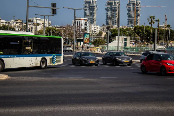 Tel Aviv, İsrail - 11 Nisan 2022 İsrail 'in en büyük ikinci şehri Tel Aviv sokaklarında trafik sıkışıklığı