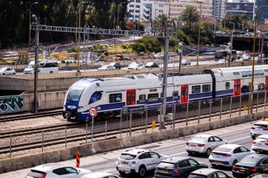 Tel Aviv, İsrail - 11 Nisan 2022 Tel Aviv 'deki Ayalon otoyolunda inşaat çalışmaları nedeniyle yoğun trafik sıkışıklığı yaşandı.