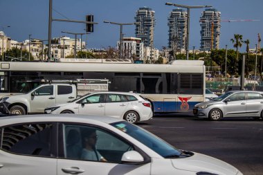 Tel Aviv, İsrail - 11 Nisan 2022 İsrail 'in en büyük ikinci şehri Tel Aviv sokaklarında trafik sıkışıklığı