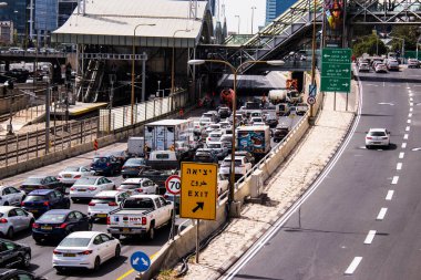 Tel Aviv, İsrail - 11 Nisan 2022 Tel Aviv 'deki Ayalon otoyolunda inşaat çalışmaları nedeniyle yoğun trafik sıkışıklığı yaşandı.