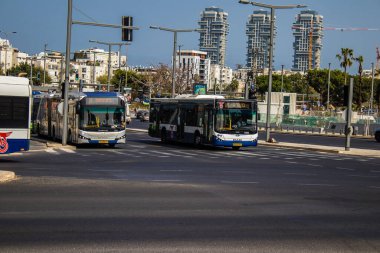 Tel Aviv, İsrail - 11 Nisan 2022 İsrail 'in en büyük ikinci şehri Tel Aviv sokaklarında trafik sıkışıklığı