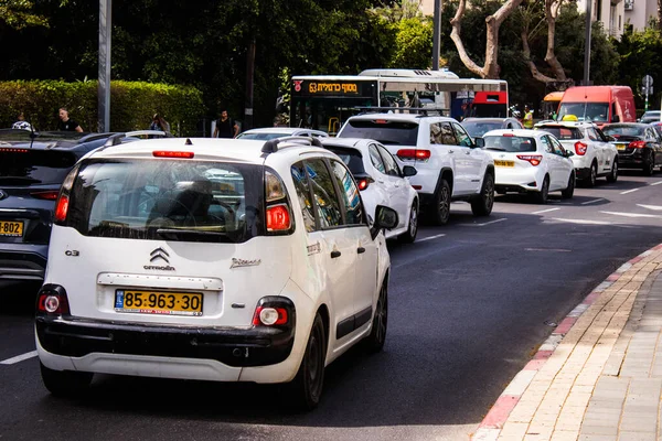 Tel Aviv, İsrail - 11 Nisan 2022 İsrail 'in en büyük ikinci şehri Tel Aviv sokaklarında trafik sıkışıklığı