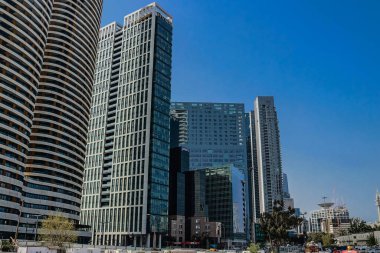 Tel Aviv, İsrail - 11 Nisan 2022 Tel Aviv şehir merkezi, beyaz şehir ve İsrail 'in en büyük ikinci şehri