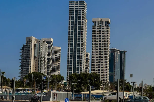 Tel Aviv, İsrail - 11 Nisan 2022 Tel Aviv şehir merkezi, beyaz şehir ve İsrail 'in en büyük ikinci şehri
