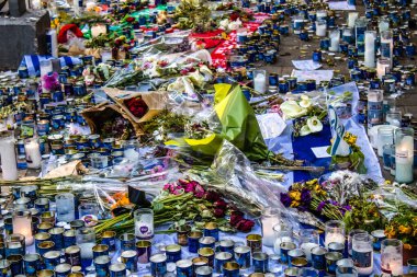 Tel Aviv, İsrail - 10 Nisan 2022 Dizengoff Caddesi 'ndeki Ilka Bar' a düzenlenen terörist saldırının ardından insanlar saldırının gerçekleştiği yere mum ve çiçek bırakmak için geliyorlar.