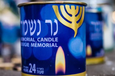 Tel Aviv, İsrail - 10 Nisan 2022 Dizengoff Caddesi 'ndeki Ilka Bar' a düzenlenen terörist saldırının ardından insanlar saldırının gerçekleştiği yere mum ve çiçek bırakmak için geliyorlar.
