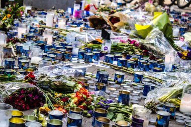 Tel Aviv, İsrail - 10 Nisan 2022 Dizengoff Caddesi 'ndeki Ilka Bar' a düzenlenen terörist saldırının ardından insanlar saldırının gerçekleştiği yere mum ve çiçek bırakmak için geliyorlar.