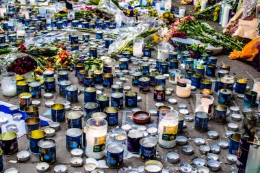 Tel Aviv, İsrail - 10 Nisan 2022 Dizengoff Caddesi 'ndeki Ilka Bar' a düzenlenen terörist saldırının ardından insanlar saldırının gerçekleştiği yere mum ve çiçek bırakmak için geliyorlar.