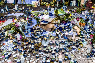 Tel Aviv, İsrail - 10 Nisan 2022 Dizengoff Caddesi 'ndeki Ilka Bar' a düzenlenen terörist saldırının ardından insanlar saldırının gerçekleştiği yere mum ve çiçek bırakmak için geliyorlar.