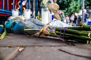 Tel Aviv, İsrail - 10 Nisan 2022 Dizengoff Caddesi 'ndeki Ilka Bar' a düzenlenen terörist saldırının ardından insanlar saldırının gerçekleştiği yere mum ve çiçek bırakmak için geliyorlar.