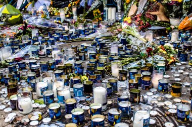 Tel Aviv, İsrail - 10 Nisan 2022 Dizengoff Caddesi 'ndeki Ilka Bar' a düzenlenen terörist saldırının ardından insanlar saldırının gerçekleştiği yere mum ve çiçek bırakmak için geliyorlar.