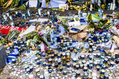 Tel Aviv, İsrail - 10 Nisan 2022 Dizengoff Caddesi 'ndeki Ilka Bar' a düzenlenen terörist saldırının ardından insanlar saldırının gerçekleştiği yere mum ve çiçek bırakmak için geliyorlar.