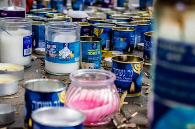 Tel Aviv, İsrail - 10 Nisan 2022 Dizengoff Caddesi 'ndeki Ilka Bar' a düzenlenen terörist saldırının ardından insanlar saldırının gerçekleştiği yere mum ve çiçek bırakmak için geliyorlar.