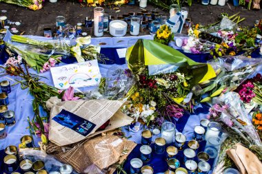 Tel Aviv, İsrail - 10 Nisan 2022 Dizengoff Caddesi 'ndeki Ilka Bar' a düzenlenen terörist saldırının ardından insanlar saldırının gerçekleştiği yere mum ve çiçek bırakmak için geliyorlar.