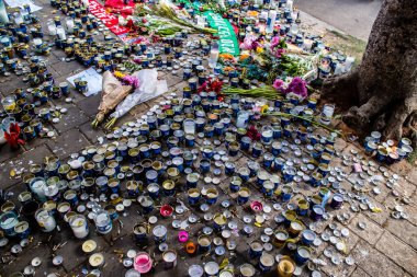 Tel Aviv, İsrail - 10 Nisan 2022 Dizengoff Caddesi 'ndeki Ilka Bar' a düzenlenen terörist saldırının ardından insanlar saldırının gerçekleştiği yere mum ve çiçek bırakmak için geliyorlar.