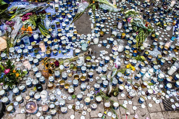 Tel Aviv, İsrail - 10 Nisan 2022 Dizengoff Caddesi 'ndeki Ilka Bar' a düzenlenen terörist saldırının ardından insanlar saldırının gerçekleştiği yere mum ve çiçek bırakmak için geliyorlar.