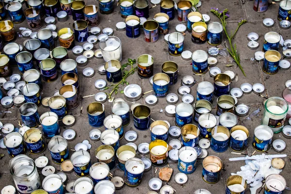 Tel Aviv, İsrail - 10 Nisan 2022 Dizengoff Caddesi 'ndeki Ilka Bar' a düzenlenen terörist saldırının ardından insanlar saldırının gerçekleştiği yere mum ve çiçek bırakmak için geliyorlar.