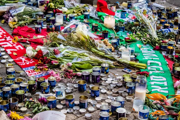Tel Aviv, İsrail - 10 Nisan 2022 Dizengoff Caddesi 'ndeki Ilka Bar' a düzenlenen terörist saldırının ardından insanlar saldırının gerçekleştiği yere mum ve çiçek bırakmak için geliyorlar.