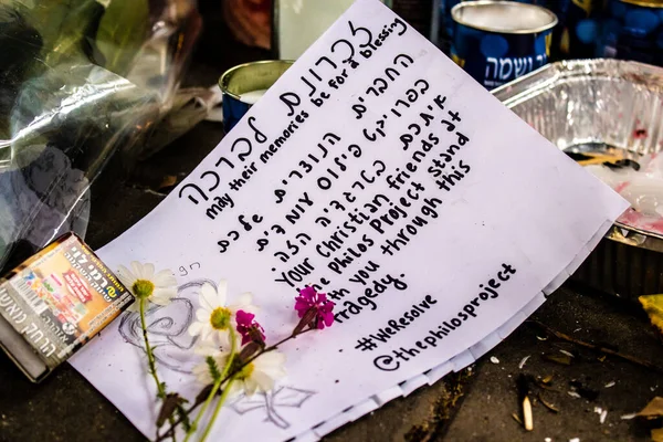 以色列特拉维夫 2022年4月10日巴勒斯坦恐怖分子袭击了人口稠密的迪森戈夫大街的伊尔卡酒吧后 人们来到袭击现场放蜡烛和鲜花 — 图库照片