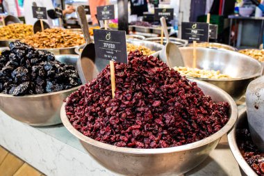 Tel Aviv, İsrail - 18 Nisan 2022 Taze sebze, meyve, zeytin, baharat, erzak, yiyecek ve içecekler Tel Aviv 'deki en ünlü pazarlardan Shuk HaCarmel' de satılıyor.