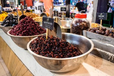 Tel Aviv, İsrail - 18 Nisan 2022 Taze sebze, meyve, zeytin, baharat, erzak, yiyecek ve içecekler Tel Aviv 'deki en ünlü pazarlardan Shuk HaCarmel' de satılıyor.