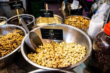 Tel Aviv, İsrail - 18 Nisan 2022 Taze sebze, meyve, zeytin, baharat, erzak, yiyecek ve içecekler Tel Aviv 'deki en ünlü pazarlardan Shuk HaCarmel' de satılıyor.