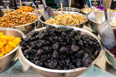 Tel Aviv, İsrail - 18 Nisan 2022 Taze sebze, meyve, zeytin, baharat, erzak, yiyecek ve içecekler Tel Aviv 'deki en ünlü pazarlardan Shuk HaCarmel' de satılıyor.