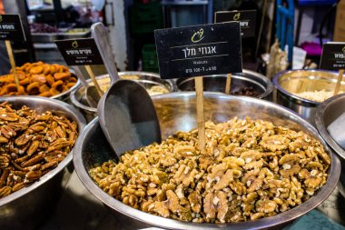Tel Aviv, İsrail - 18 Nisan 2022 Taze sebze, meyve, zeytin, baharat, erzak, yiyecek ve içecekler Tel Aviv 'deki en ünlü pazarlardan Shuk HaCarmel' de satılıyor.