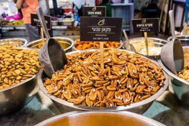 Tel Aviv, İsrail - 18 Nisan 2022 Taze sebze, meyve, zeytin, baharat, erzak, yiyecek ve içecekler Tel Aviv 'deki en ünlü pazarlardan Shuk HaCarmel' de satılıyor.