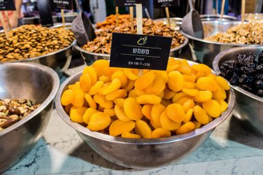 Tel Aviv, İsrail - 18 Nisan 2022 Taze sebze, meyve, zeytin, baharat, erzak, yiyecek ve içecekler Tel Aviv 'deki en ünlü pazarlardan Shuk HaCarmel' de satılıyor.