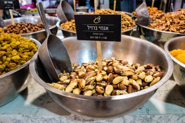 Tel Aviv, İsrail - 18 Nisan 2022 Taze sebze, meyve, zeytin, baharat, erzak, yiyecek ve içecekler Tel Aviv 'deki en ünlü pazarlardan Shuk HaCarmel' de satılıyor.
