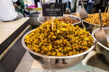 Tel Aviv, İsrail - 18 Nisan 2022 Taze sebze, meyve, zeytin, baharat, erzak, yiyecek ve içecekler Tel Aviv 'deki en ünlü pazarlardan Shuk HaCarmel' de satılıyor.