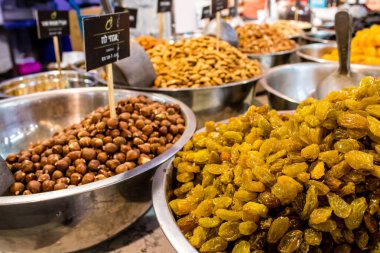 Tel Aviv, İsrail - 18 Nisan 2022 Taze sebze, meyve, zeytin, baharat, erzak, yiyecek ve içecekler Tel Aviv 'deki en ünlü pazarlardan Shuk HaCarmel' de satılıyor.