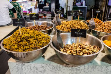 Tel Aviv, İsrail - 18 Nisan 2022 Taze sebze, meyve, zeytin, baharat, erzak, yiyecek ve içecekler Tel Aviv 'deki en ünlü pazarlardan Shuk HaCarmel' de satılıyor.