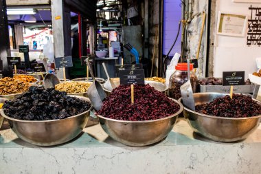 Tel Aviv, İsrail - 18 Nisan 2022 Taze sebze, meyve, zeytin, baharat, erzak, yiyecek ve içecekler Tel Aviv 'deki en ünlü pazarlardan Shuk HaCarmel' de satılıyor.