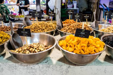 Tel Aviv, İsrail - 18 Nisan 2022 Taze sebze, meyve, zeytin, baharat, erzak, yiyecek ve içecekler Tel Aviv 'deki en ünlü pazarlardan Shuk HaCarmel' de satılıyor.