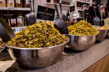 Tel Aviv, İsrail - 18 Nisan 2022 Taze sebze, meyve, zeytin, baharat, erzak, yiyecek ve içecekler Tel Aviv 'deki en ünlü pazarlardan Shuk HaCarmel' de satılıyor.