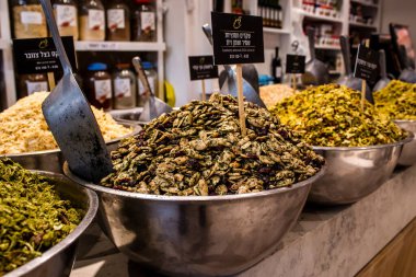 Tel Aviv, İsrail - 18 Nisan 2022 Taze sebze, meyve, zeytin, baharat, erzak, yiyecek ve içecekler Tel Aviv 'deki en ünlü pazarlardan Shuk HaCarmel' de satılıyor.