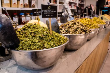 Tel Aviv, İsrail - 18 Nisan 2022 Taze sebze, meyve, zeytin, baharat, erzak, yiyecek ve içecekler Tel Aviv 'deki en ünlü pazarlardan Shuk HaCarmel' de satılıyor.