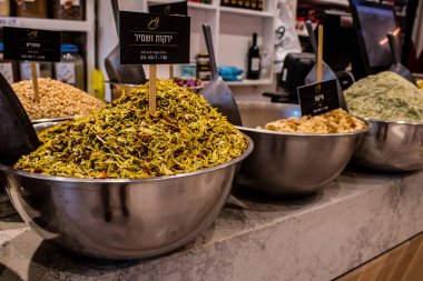 Tel Aviv, İsrail - 18 Nisan 2022 Taze sebze, meyve, zeytin, baharat, erzak, yiyecek ve içecekler Tel Aviv 'deki en ünlü pazarlardan Shuk HaCarmel' de satılıyor.