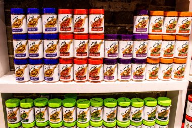 Tel Aviv, İsrail - 18 Nisan 2022 Taze sebze, meyve, zeytin, baharat, erzak, yiyecek ve içecekler Tel Aviv 'deki en ünlü pazarlardan Shuk HaCarmel' de satılıyor.