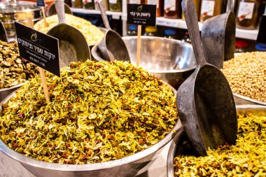 Tel Aviv, İsrail - 18 Nisan 2022 Taze sebze, meyve, zeytin, baharat, erzak, yiyecek ve içecekler Tel Aviv 'deki en ünlü pazarlardan Shuk HaCarmel' de satılıyor.