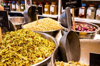Tel Aviv, İsrail - 18 Nisan 2022 Taze sebze, meyve, zeytin, baharat, erzak, yiyecek ve içecekler Tel Aviv 'deki en ünlü pazarlardan Shuk HaCarmel' de satılıyor.