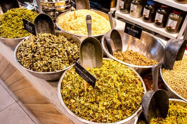 Tel Aviv, İsrail - 18 Nisan 2022 Taze sebze, meyve, zeytin, baharat, erzak, yiyecek ve içecekler Tel Aviv 'deki en ünlü pazarlardan Shuk HaCarmel' de satılıyor.